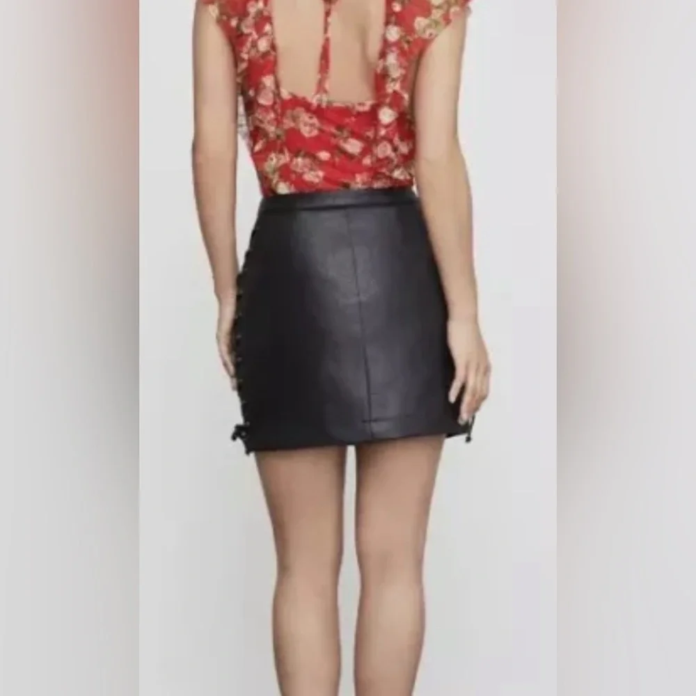 BCBG MAXAZRIA BLACK FAUX LEATHER SIDE LACE UP MINI SKIRT‎ SZ SMALL Y2K